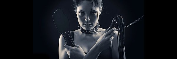 bdsm mujer sumisa y dominante en el fondo oscuro